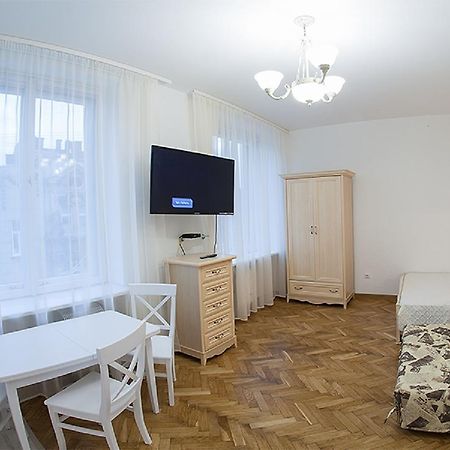 Квартира На Вулиці Дорошенка 12 В Центрі Львова Недалеко Оперного Театру З Власною Парковкою У Дворі Exterior photo